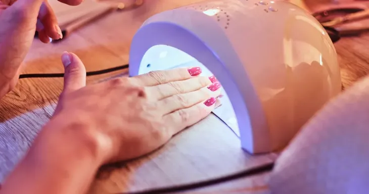 Científicos del CONICET advierten riesgos para la salud en el uso de lámparas de secado de uñas.